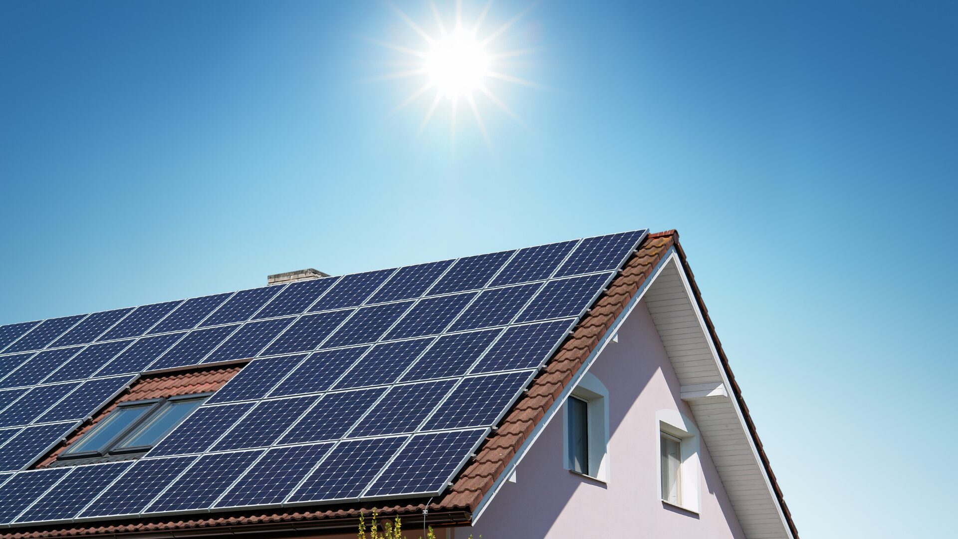 ソーラーパネルがある家