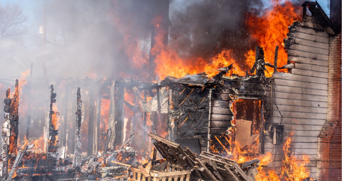 空き家を放置することのリスク｜火災・賠償・老朽化のデータで見る現実