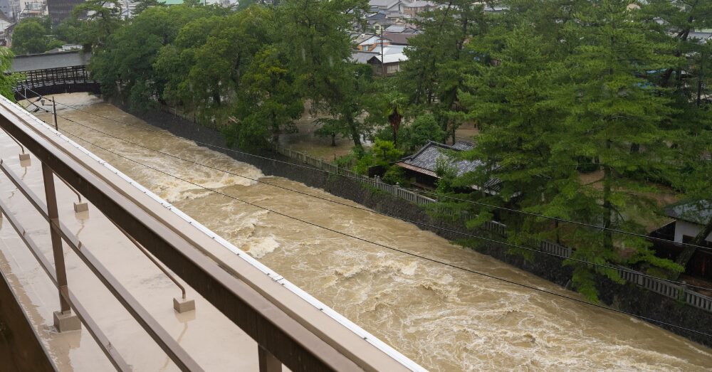 台風もゲリラ豪雨も増えている今、「経年劣化」と言われやすい理由とは?